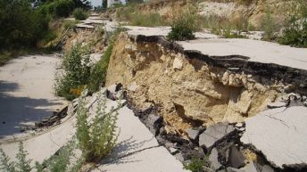 Силна урбанизация на района и нерегламентирани канализационни тръби са причина за свлачището на „Трифон Зарезан“ край Варна