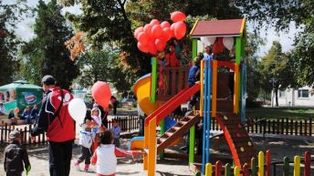 Служители на УниКредит Булбанк реновираха изцяло детска площадка в район Нови Искър на София.