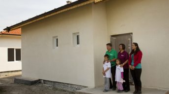 Две български семейства получиха ключовете на новите си къщи, построени от Хабитат България