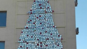 Коледна украса с капачки от кутии за боя грее в Русе