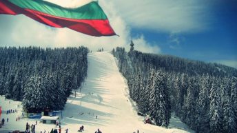Националният празник 3 март ще бъде отбелязан с масово ски спускане с трибагреници и народни носии в Пампорово