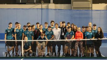Александър Донски игра с деца по време на DIEMA XTRA Sofia Open 2018